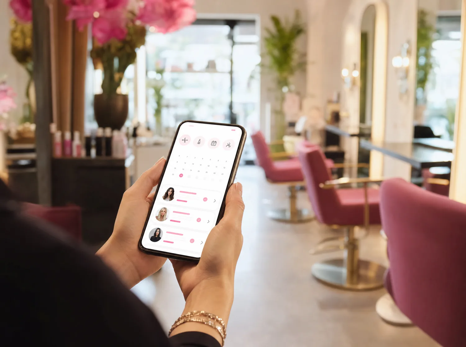 Salonda telefondan Salonomi randevu uygulamasını kullanan kuaför